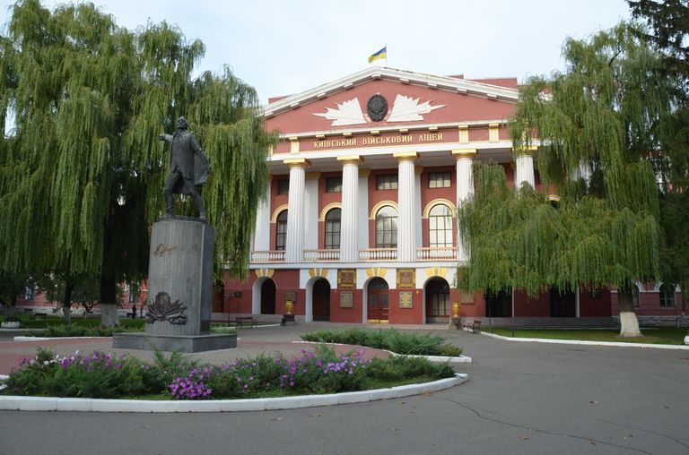 Памятник Суворову перед Киевским военным лицеем Памятник Суворову перед Киевским военным лицеем