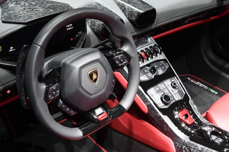 Интерьер автомобиля Lamborghini Huracan на Женевском международном автосалоне Интерьер автомобиля Lamborghini Huracan на Женевском международном автосалоне