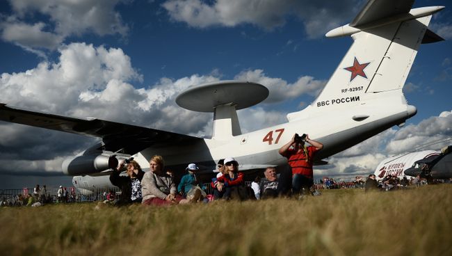 Посетители у самолета А-50У на Международном авиационно-космическом салоне МАКС 2015 в подмосковном Жуковском. Архивное фото Посетители у самолета А-50У на Международном авиационно-космическом салоне МАКС 2015 в подмосковном Жуковском. Архивное фото