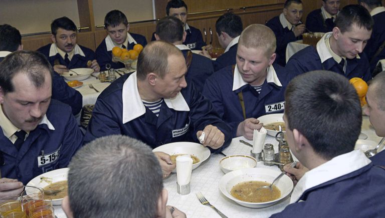 Владимир Путин с командой подводного крейсера Архангельск во время обеда Владимир Путин с командой подводного крейсера Архангельск во время обеда