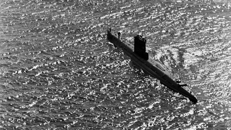 Подводная лодка во время учений Подводная лодка во время учений