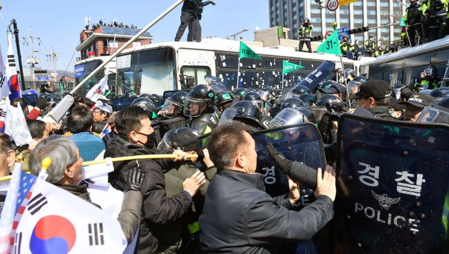 Столкновения в Сеуле после объявления импичмента президенту Южной Кореи Пак Кын Хе, 10 марта 2017 Столкновения в Сеуле после объявления импичмента президенту Южной Кореи Пак Кын Хе, 10 марта 2017