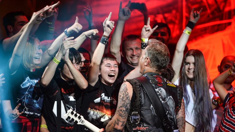 Лидер американской группы Metallica Джеймс Хэтфилд во время концерта в спорткомплексе Олимпийский в Москве Лидер американской группы Metallica Джеймс Хэтфилд во время концерта в спорткомплексе Олимпийский в Москве