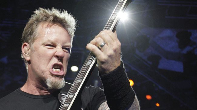Вокалист и гитарист группы Metallica Джеймс Хэтфилд на концерте во время турне World Magnetic Tour в Вильнюсе Вокалист и гитарист группы Metallica Джеймс Хэтфилд на концерте во время турне World Magnetic Tour в Вильнюсе