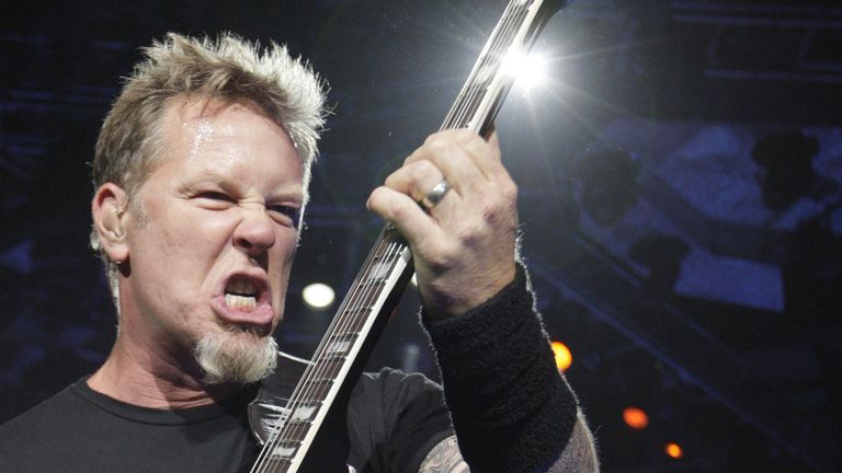 Вокалист и гитарист группы Metallica Джеймс Хэтфилд на концерте во время турне World Magnetic Tour в Вильнюсе Вокалист и гитарист группы Metallica Джеймс Хэтфилд на концерте во время турне World Magnetic Tour в Вильнюсе