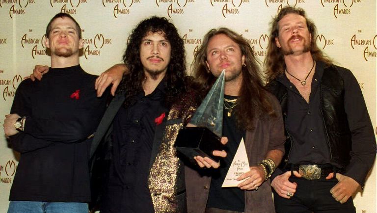 Участники группы Metallica Джейсон Ньюстед, Кирк Хэммет, Ларс Ульрих и Джеймс Хэтфилд на 20-й ежегодной церемонии American Music Awards в Лос-Анджелесе Участники группы Metallica Джейсон Ньюстед, Кирк Хэммет, Ларс Ульрих и Джеймс Хэтфилд на 20-й ежегодной церемонии American Music Awards в Лос-Анджелесе