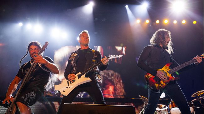 Участники группы Metallica Роберт Трухильо, Джеймс Хэтфилд и Кирк Хэммет на фестивале Voodoo Music Experience в Новом Орлеане Участники группы Metallica Роберт Трухильо, Джеймс Хэтфилд и Кирк Хэммет на фестивале Voodoo Music Experience в Новом Орлеане