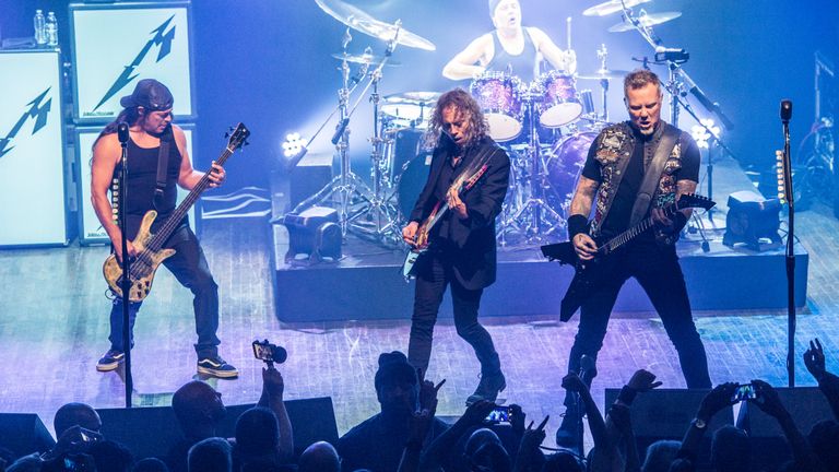 Участники группы Metallica Роберт Трухильо, Ларс Ульрих, Кирк Хэммет, и Джеймс Хэтфилд выступают в клубе Webster Hall в Нью-Йорке Участники группы Metallica Роберт Трухильо, Ларс Ульрих, Кирк Хэммет, и Джеймс Хэтфилд выступают в клубе Webster Hall в Нью-Йорке
