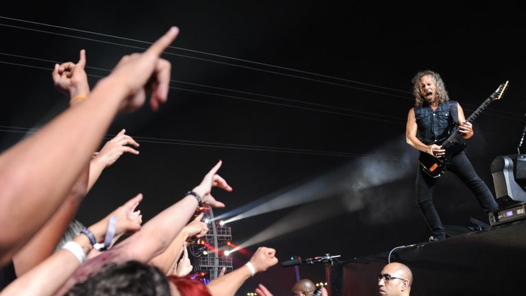 Гитарист группы Metallica Кирк Хэммет выступает на второй день рок-фестиваля Rock in Rio в Бразилии Гитарист группы Metallica Кирк Хэммет выступает на второй день рок-фестиваля Rock in Rio в Бразилии