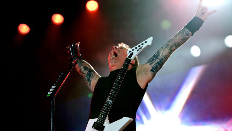 Вокалист и гитарист группы Metallica Джеймс Хэтфилд выступает на острове Яс в Абу-Даби Вокалист и гитарист группы Metallica Джеймс Хэтфилд выступает на острове Яс в Абу-Даби