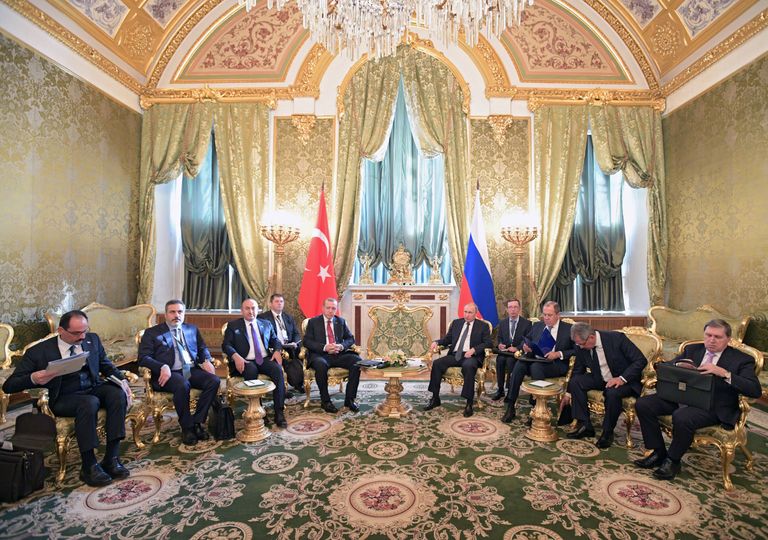 Президент РФ Владимир Путин и президент Турции Реджеп Тайип Эрдоган во время встречи перед началом шестого заседания Совета сотрудничества высшего уровня между РФ и Турцией Президент РФ Владимир Путин и президент Турции Реджеп Тайип Эрдоган во время встречи перед началом шестого заседания Совета сотрудничества высшего уровня между РФ и Турцией