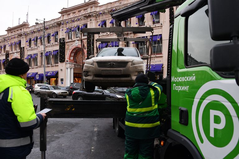 Инспектор ДПС будет обязан присутствовать при эвакуации автомобиля до момента начала движения эвакуатора Инспектор ДПС будет обязан присутствовать при эвакуации автомобиля до момента начала движения эвакуатора