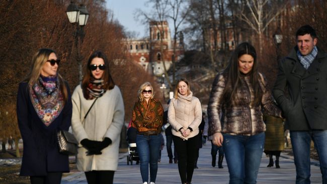 Отдыхающие в московском парке. Архивное фото Отдыхающие в московском парке. Архивное фото