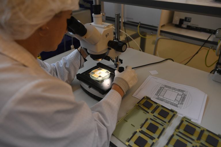 Инженеры проверяют микросхему в корпусировочном цехе Зеленоградского нанотехнологического центра
