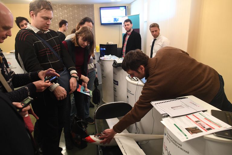 Сотрудник Зеленоградского нанотехнологического центра демонстрирует беспилотник