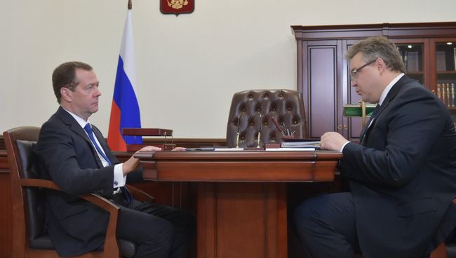Председатель правительства РФ Дмитрий Медведев и губернатор Ставропольского края Владимир Владимиров во время встречи в Ессентуках. 10 марта 2017 Председатель правительства РФ Дмитрий Медведев и губернатор Ставропольского края Владимир Владимиров во время встречи в Ессентуках. 10 марта 2017