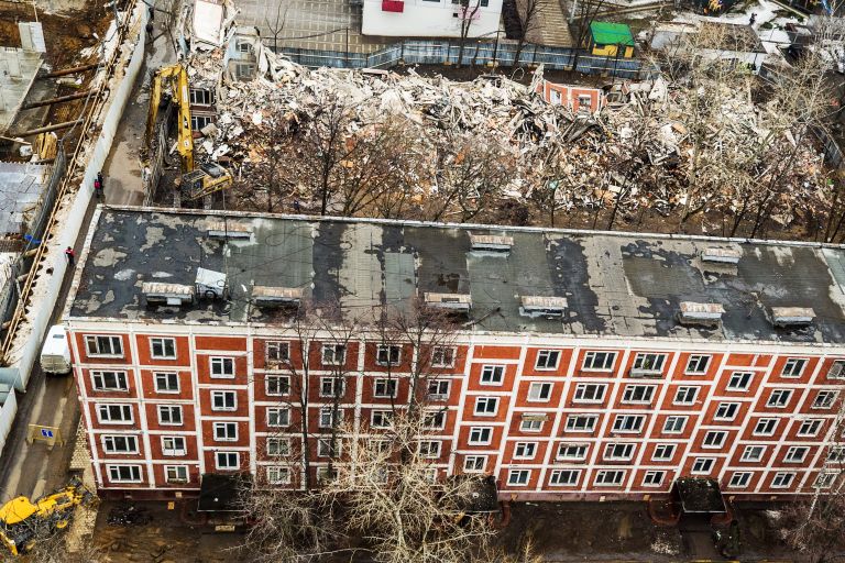Снос пятиэтажного жилого дома по улице Народного ополчения в Москве. 2 марта 2017 год Снос пятиэтажного жилого дома по улице Народного ополчения в Москве. 2 марта 2017 год