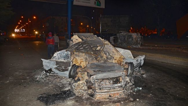 Автомобили, сгоревшие во время беспорядков в Батуми. Автомобили, сгоревшие во время беспорядков в Батуми.