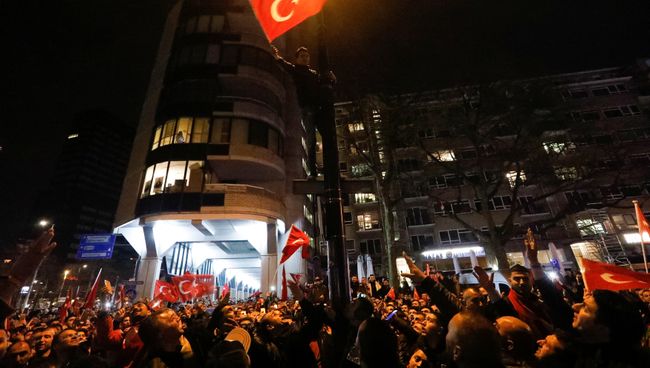 Акция протеста перед турецким консульством в Роттердаме, 12 марта 2017 года Акция протеста перед турецким консульством в Роттердаме, 12 марта 2017 года