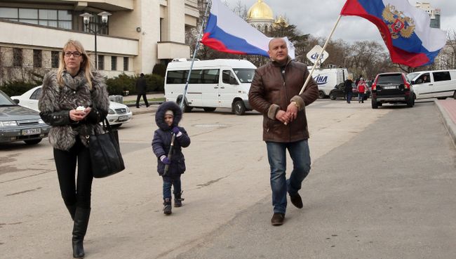 Семья с российскими флагами во время референдума о статусе Крыма в Симферополе. Архивное фото Семья с российскими флагами во время референдума о статусе Крыма в Симферополе. Архивное фото
