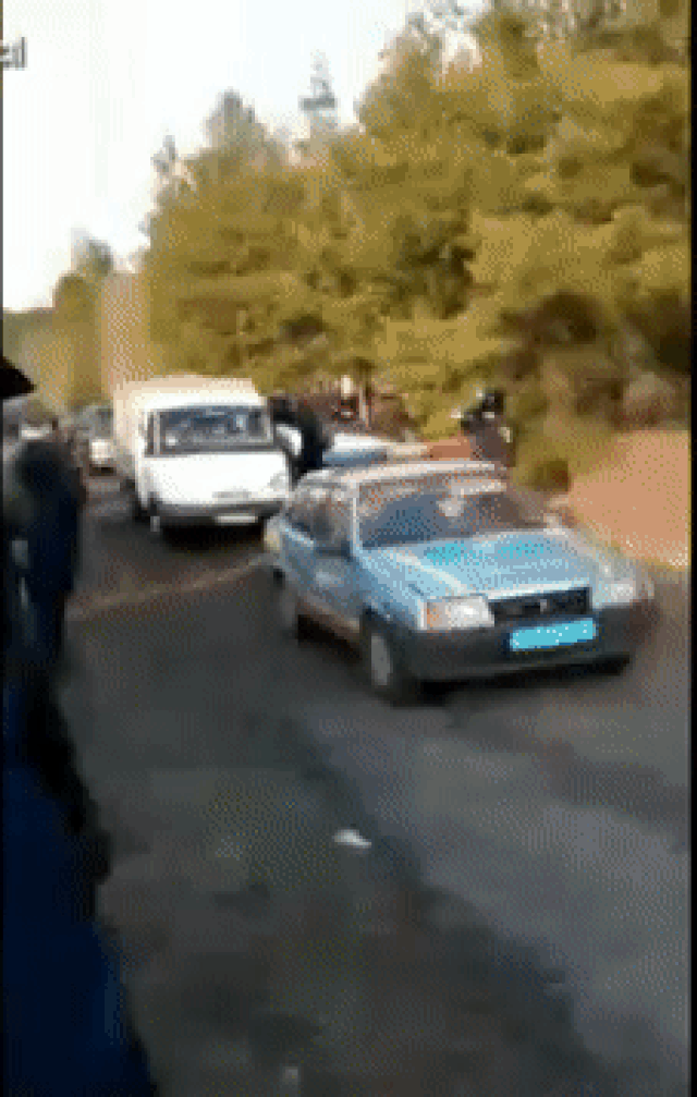 В Харьковской области местные жители сорвали блокаду железной дороги Донбасса В Харьковской области местные жители сорвали блокаду железной дороги Донбасса