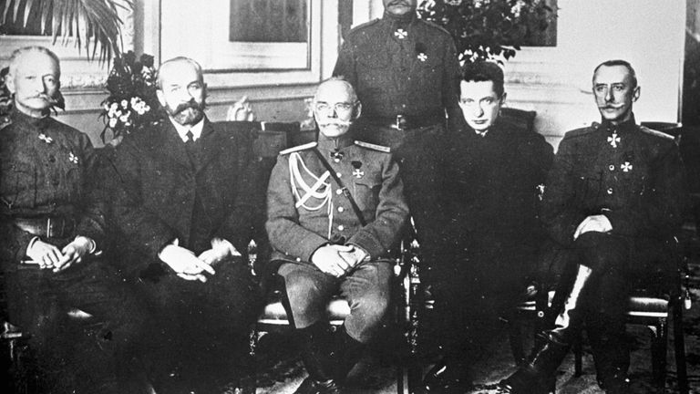 Министр - председатель Временного правительства князь Георгий Евгеньевич Львов и Военный и морской министр Всероссийского Временного Правительства Александр Федорович Керенский с группой генералов. Петроград, июнь 1917 года. Министр - председатель Временного правительства князь Георгий Евгеньевич Львов и Военный и морской министр Всероссийского Временного Правительства Александр Федорович Керенский с группой генералов. Петроград, июнь 1917 года.