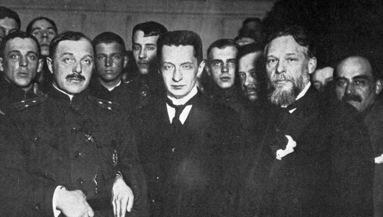 Члены Временного правительства во главе с Александром Федоровичем Керенским. Члены Временного правительства во главе с Александром Федоровичем Керенским.