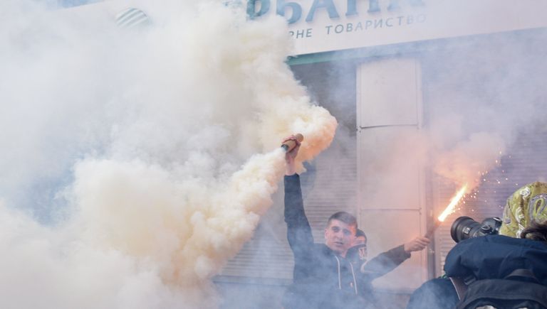 Участники акции у входа в центральное отделение дочернего предприятия Сбербанка России в Киеве. 13 марта 2017 Участники акции у входа в центральное отделение дочернего предприятия Сбербанка России в Киеве. 13 марта 2017