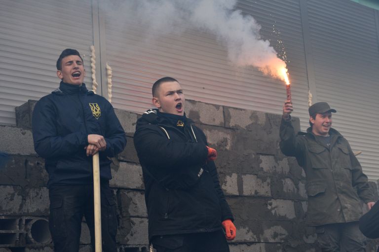 Участники акции у входа в центральное отделение дочернего предприятия Сбербанка России в Киеве Участники акции у входа в центральное отделение дочернего предприятия Сбербанка России в Киеве