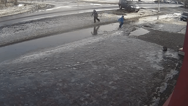 В Приозерске водитель наехал на ребенка, расстрелявшего его машину В Приозерске водитель наехал на ребенка, расстрелявшего его машину