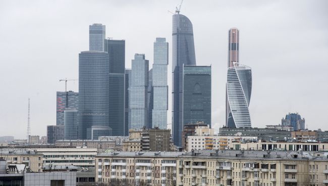 Пятиэтажки на фоне Москва-сити Пятиэтажки на фоне Москва-сити