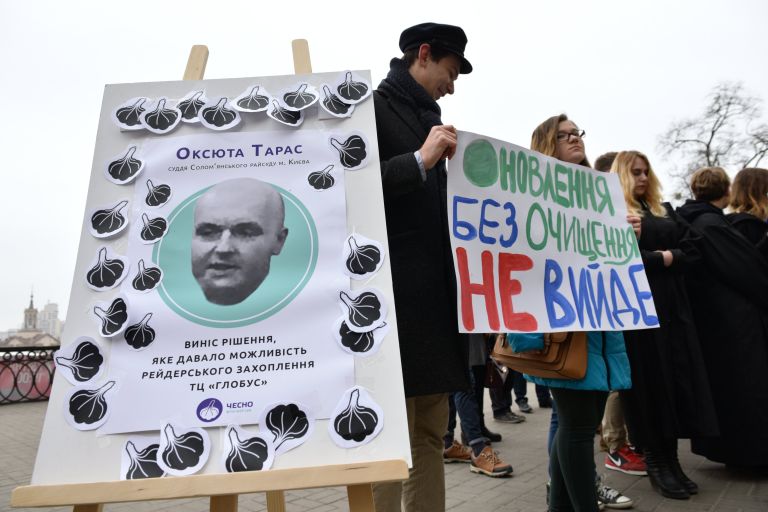 Участники акции Аллея недобропорядочных, направленной против коррупции в судебной системе Украины, в Киеве. 14 марта 2017 Участники акции Аллея недобропорядочных, направленной против коррупции в судебной системе Украины, в Киеве. 14 марта 2017