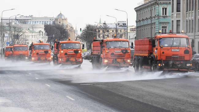 Спецтехника поливает дорогу на улице Новый Арбат в Москве. Спецтехника поливает дорогу на улице Новый Арбат в Москве.