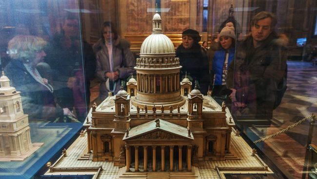Туристы рассматривают макет Исаакиевского собора. Архивное фото Туристы рассматривают макет Исаакиевского собора. Архивное фото