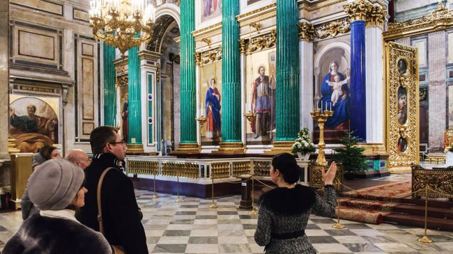 Туристы у главного иконостаса и царских врат в Исаакиевском соборе Туристы у главного иконостаса и царских врат в Исаакиевском соборе