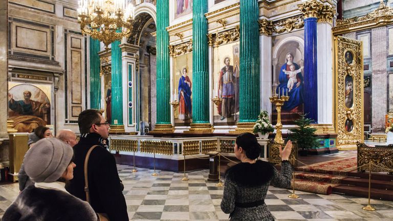 Туристы у главного иконостаса и царских врат в Исаакиевском соборе Туристы у главного иконостаса и царских врат в Исаакиевском соборе