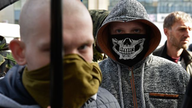 Участники акции у входа в центральное отделение дочернего предприятия Сбербанка России в Киеве. Архивное фото Участники акции у входа в центральное отделение дочернего предприятия Сбербанка России в Киеве. Архивное фото