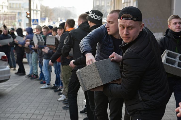 Участники акции закладывают бетонными блоками вход в центральное отделение дочернего предприятия Сбербанка России в Киеве Участники акции закладывают бетонными блоками вход в центральное отделение дочернего предприятия Сбербанка России в Киеве