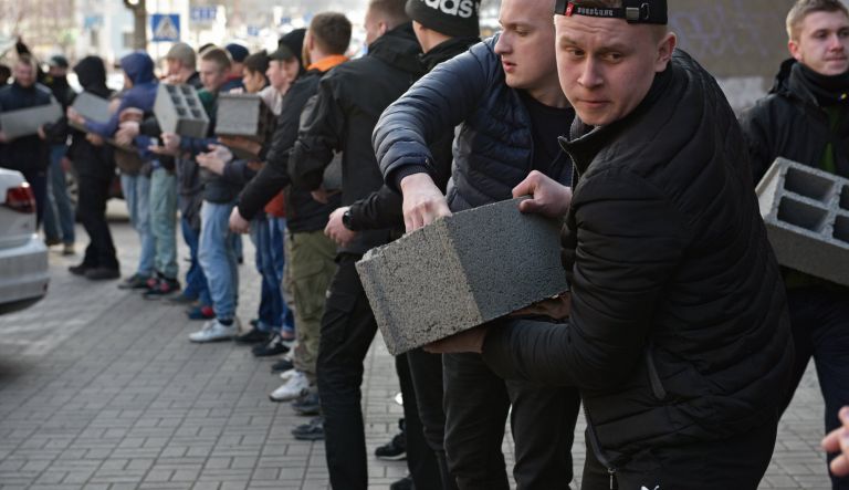 Участники акции закладывают бетонными блоками вход в центральное отделение дочернего предприятия Сбербанка России в Киеве Участники акции закладывают бетонными блоками вход в центральное отделение дочернего предприятия Сбербанка России в Киеве