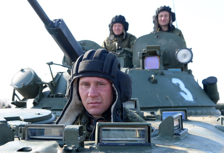 Экипаж БМП-2 во время индивидуальной гонки экипажей БМП в рамках всеармейского конкурса Танковый биатлон-2017 в Хабаровском крае Экипаж БМП-2 во время индивидуальной гонки экипажей БМП в рамках всеармейского конкурса Танковый биатлон-2017 в Хабаровском крае