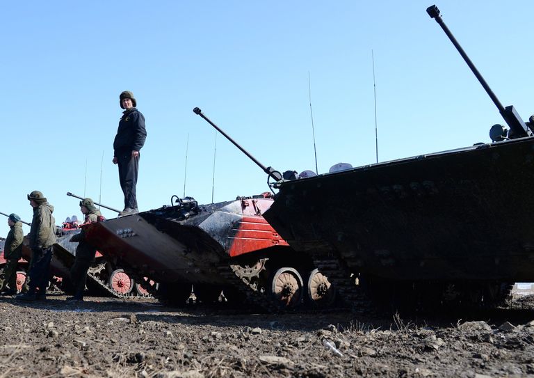 Экипажи БМП-2 во время индивидуальной гонки экипажей БМП в рамках всеармейского конкурса Танковый биатлон-2017 в Хабаровском крае Экипажи БМП-2 во время индивидуальной гонки экипажей БМП в рамках всеармейского конкурса Танковый биатлон-2017 в Хабаровском крае