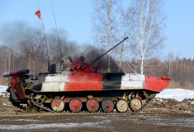 Экипаж БМП-2 во время индивидуальной гонки экипажей БМП в рамках всеармейского конкурса Танковый биатлон-2017 в Хабаровском крае Экипаж БМП-2 во время индивидуальной гонки экипажей БМП в рамках всеармейского конкурса Танковый биатлон-2017 в Хабаровском крае