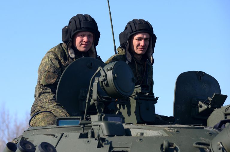 Военнослужащие во время индивидуальной гонки экипажей БМП в рамках всеармейского конкурса Танковый биатлон-2017 в Хабаровском крае Военнослужащие во время индивидуальной гонки экипажей БМП в рамках всеармейского конкурса Танковый биатлон-2017 в Хабаровском крае