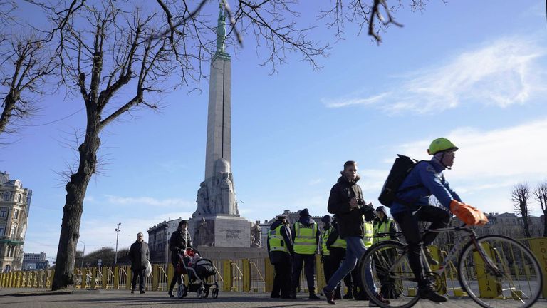 Полиция в ожидании участников мероприятий Дня легионеров. 16 марта 2017