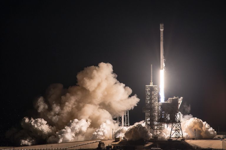 Старт ракеты Falcon 9 со спутником EchoStar 23 со стартовой площадке SpaceX на космодроме на мысе Канаверал. 16 марта 2017