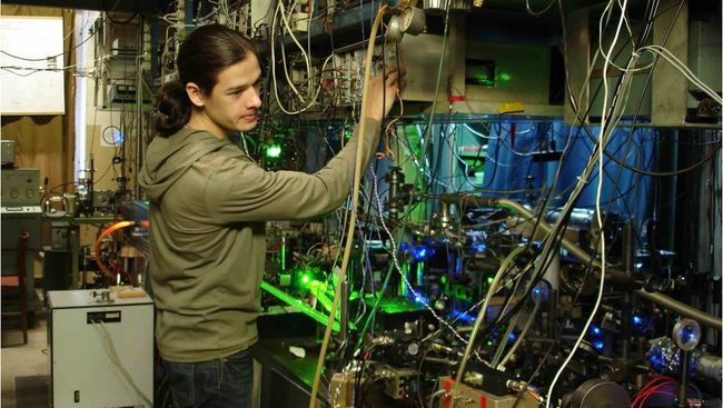 Ученые Института лазерной физики СО РАН в лаборатории Ученые Института лазерной физики СО РАН в лаборатории