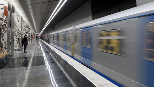 Поезд на станции метро. Архивное фото