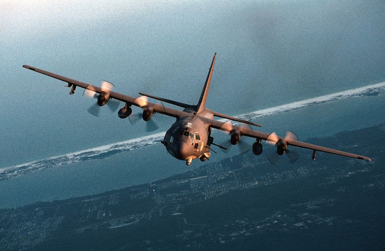Cамолет AC-130 ВВС США. 2001 год 