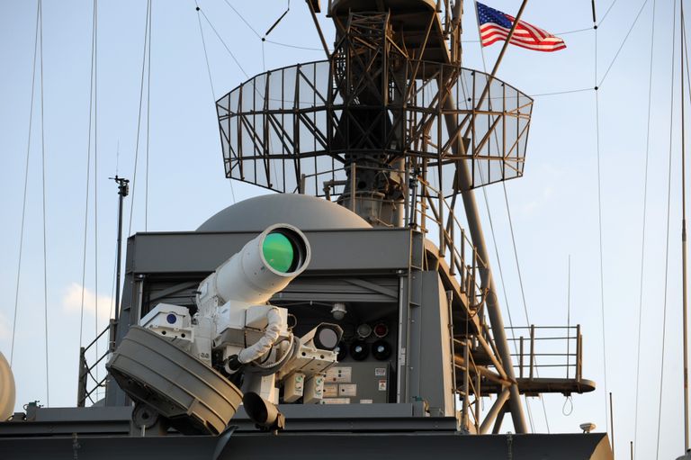 Лазерная пушка, установленная на борту корабля USS Ponce. 2014 год 
