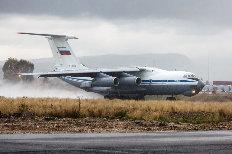 Самолет Ил-76 МД ВКС России на авиабазе Хмеймим в Сирии перед вылетом в пункт постоянной дислокации на территории России Самолет Ил-76 МД ВКС России на авиабазе Хмеймим в Сирии перед вылетом в пункт постоянной дислокации на территории России